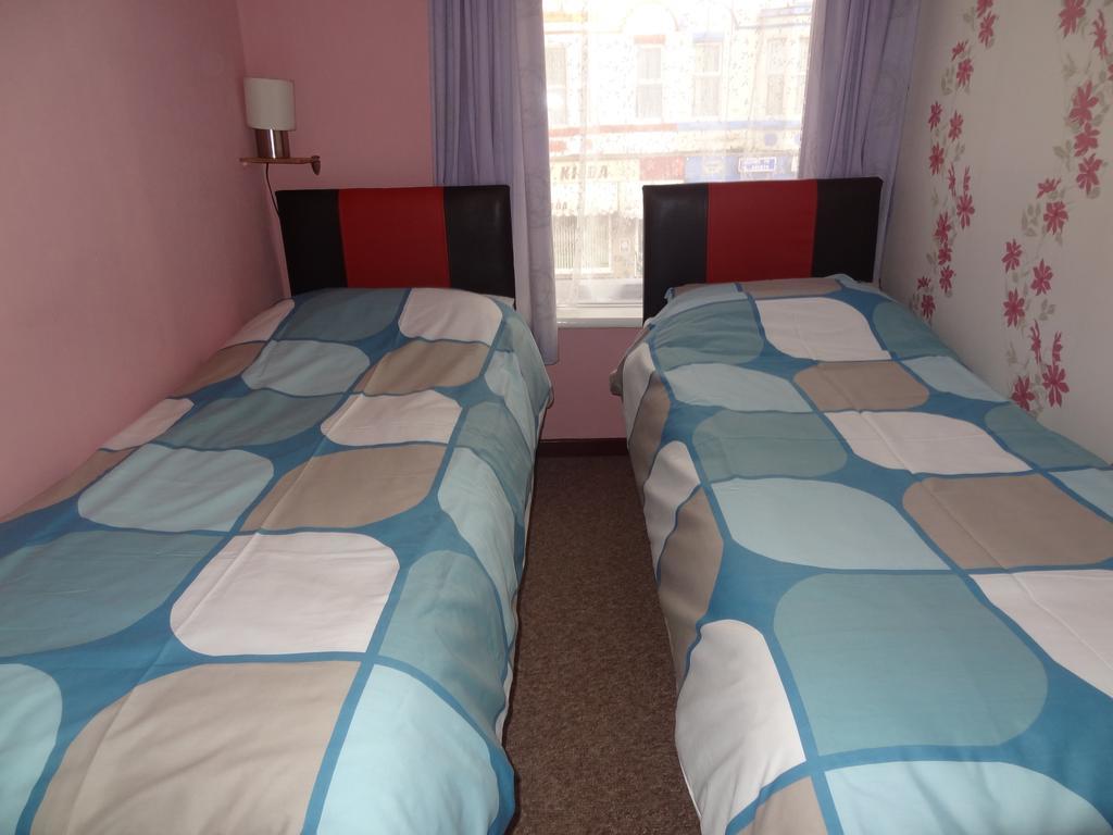 Lindisfarne Holiday Apartments - Families & Couples Only แบล็คพูล ห้อง รูปภาพ