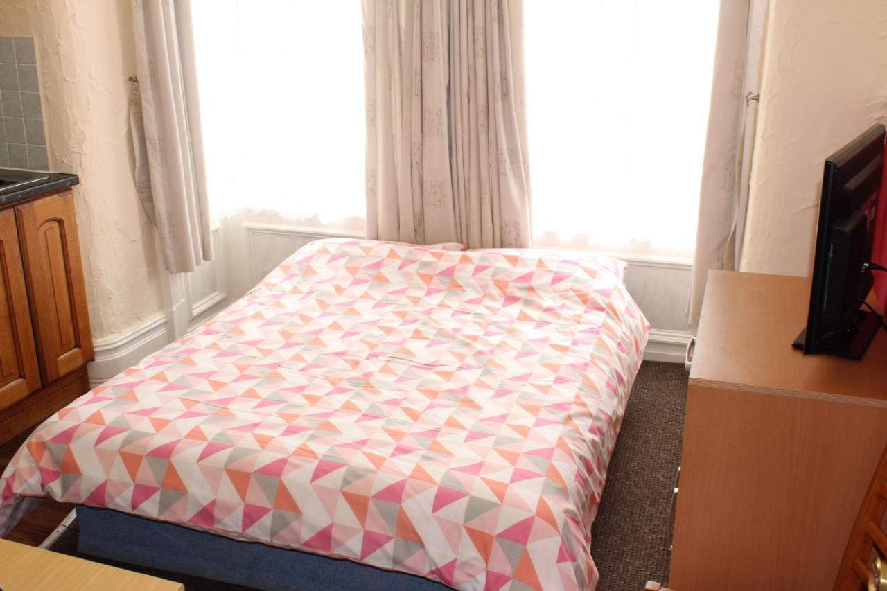 Lindisfarne Holiday Apartments - Families & Couples Only แบล็คพูล ภายนอก รูปภาพ